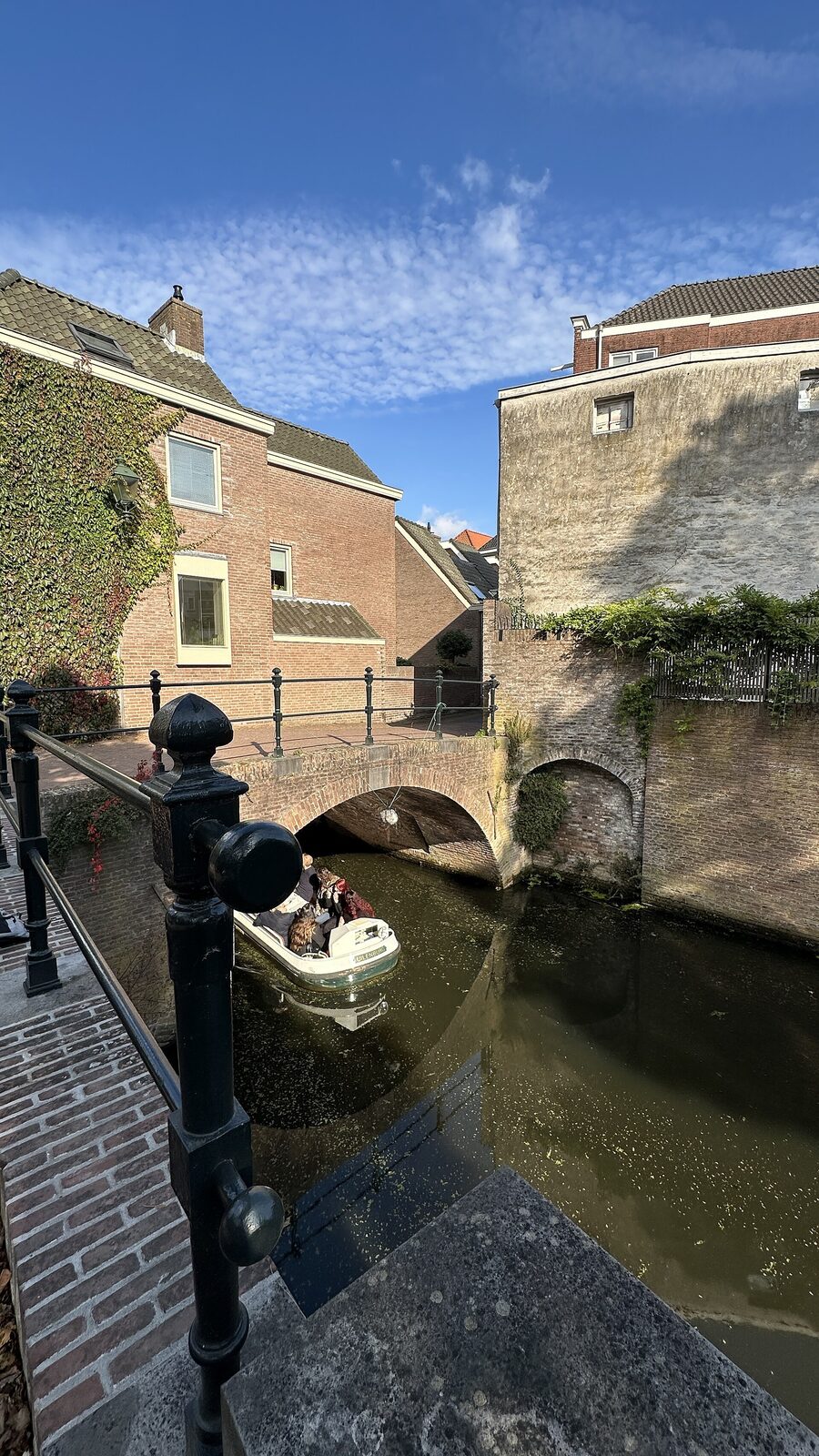 Loďka vplouvá do klenutého tunelu Binnendieze pod domy v Den Bosch
