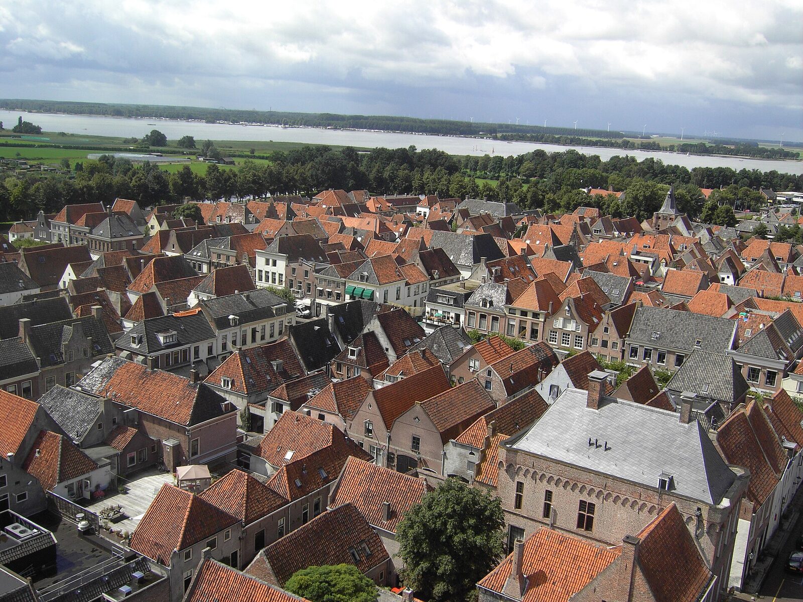 Pohled z věže na pravidelný půdorys střech Elburgu a v pozadí IJsselmeer