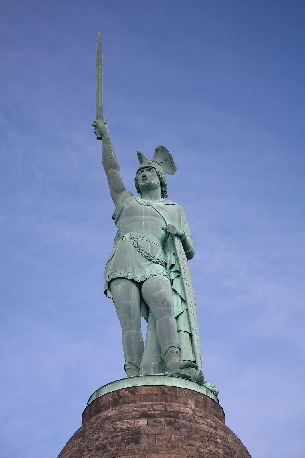 Socha Hermanna s pozvednutým mečem na Hermannsdenkmal u Detmoldu