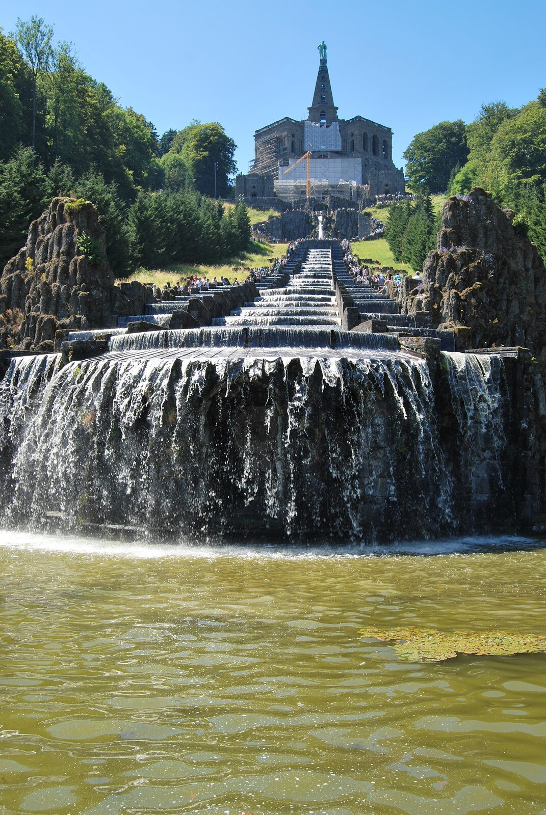 Voda tekoucí po barokních kaskádách v Bergparku Wilhelmshöhe pod monumentem Herkula
