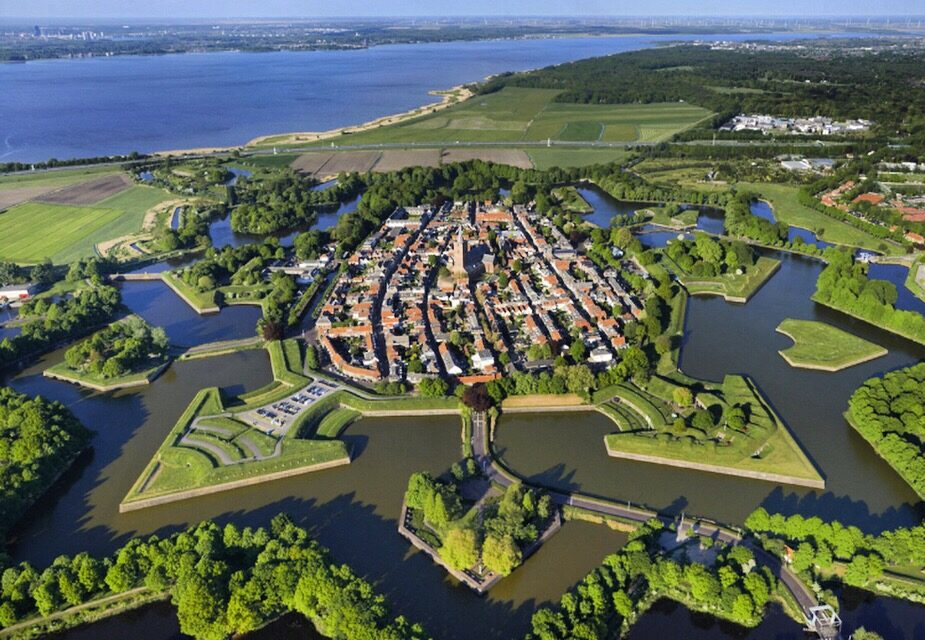 Letecký pohled na hvězdicovou pevnost Naarden s dvojitým vodním příkopem