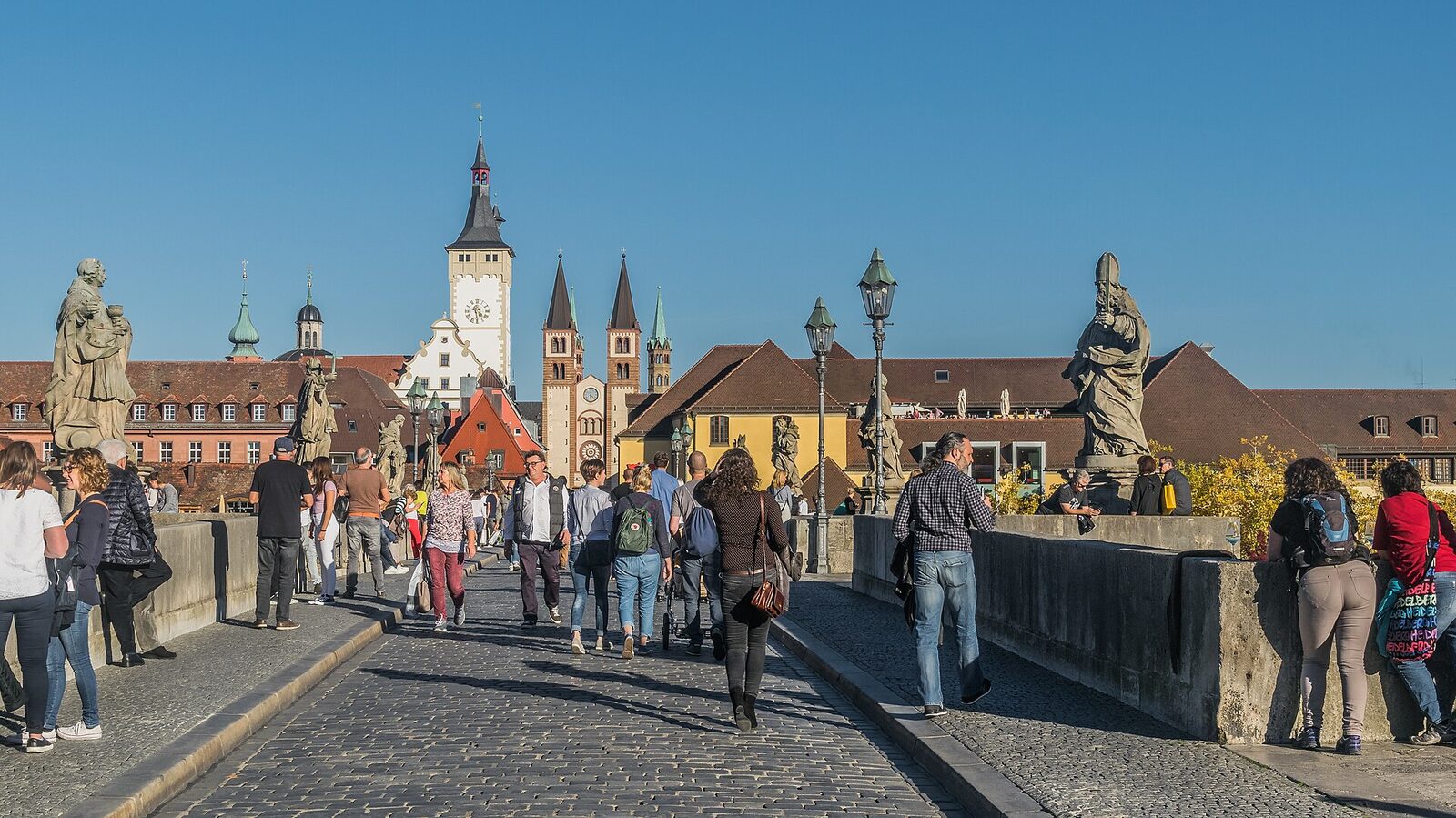 Starý most přes Main ve Würzburgu se sochami světců