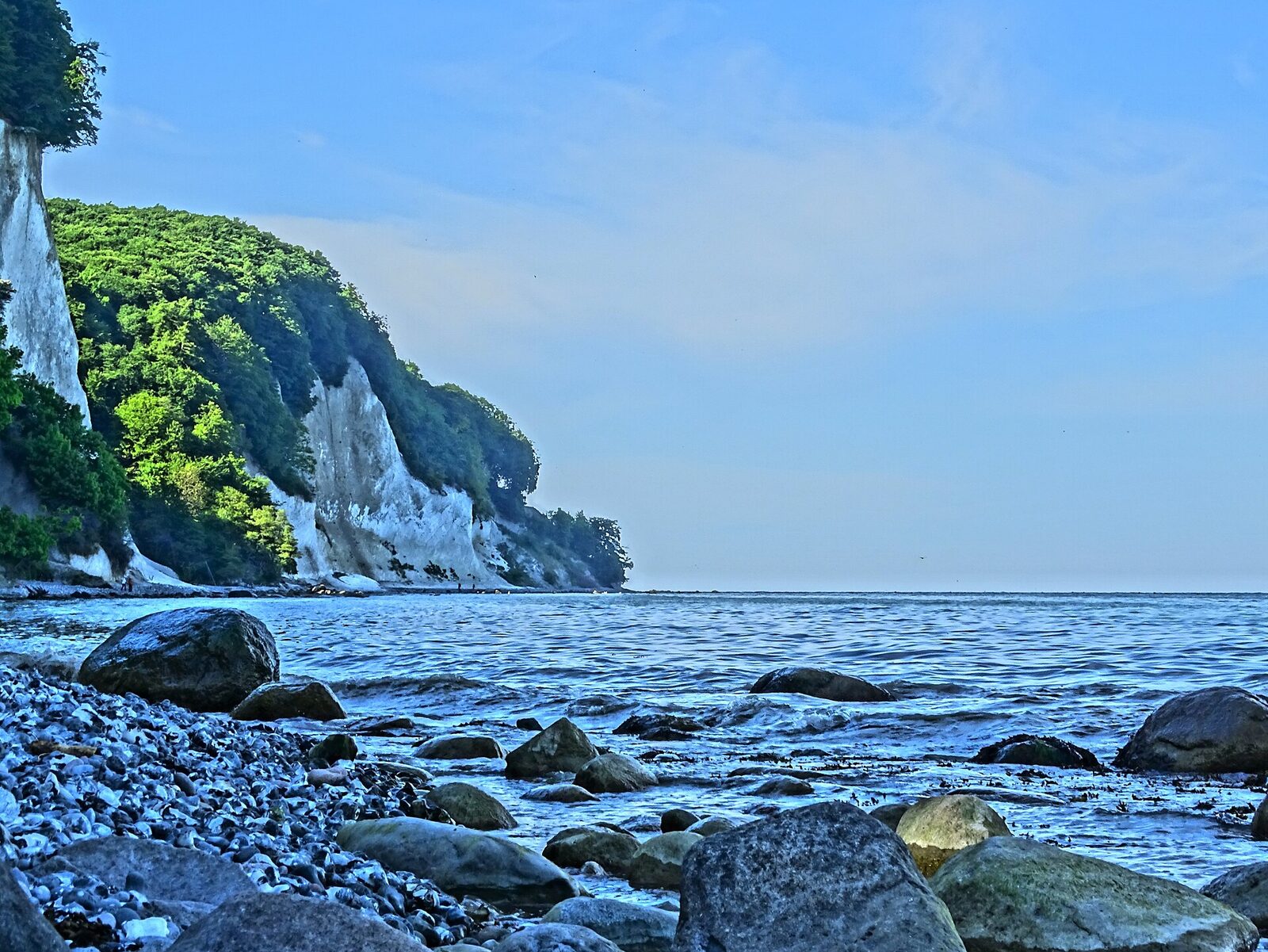 Bílé křídové útesy nad Baltským mořem v národním parku Jasmund